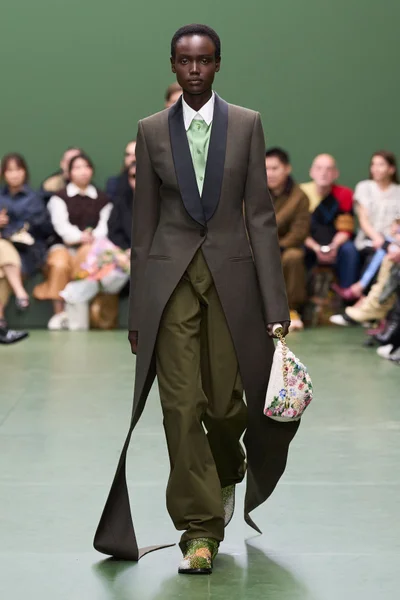 Look 15